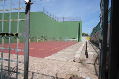 Frontón junto a la Escuela de Educación Infantil El Globo en la calle Alpujarras en el barrio España.- J.M. LOSTAU