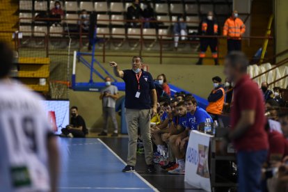 David Pisonero, al fondo, da indicaciones a sus jugadores/ LOF