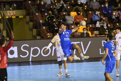 Manu García se eleva para lanzar desde los seis metros/ LOF