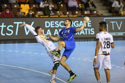 Miguel Martínez choca con un defensor leonés/ LOF