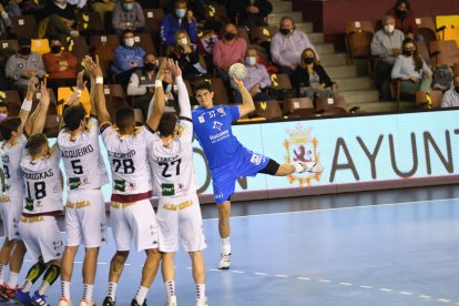 Basualdo lanza con el tiempo cumplido ante una muralla de jugadores de Ademar. / LOF