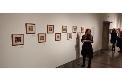 La comisaria Montinaro junto a algunas de las obras
