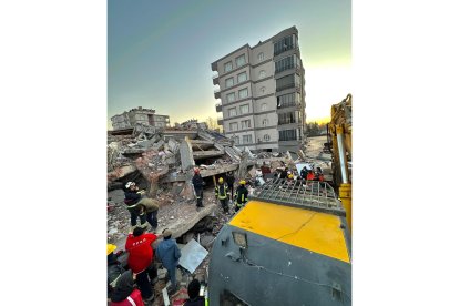 Bomberos de Valladolid desplazados como voluntarios tras el terremoto de Turquía.-  AYUNTAMIENTO DE VALLADOLID