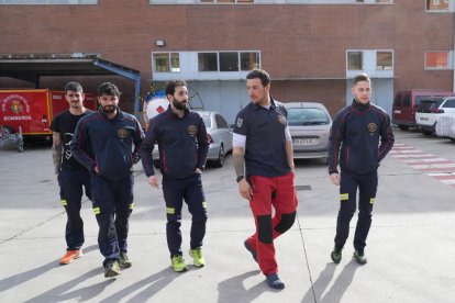 Los bomberos de Valladolid tras regresar como voluntarios de Turquía. J.M. LOSTAU