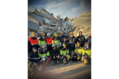 Bomberos de Valladolid desplazados como voluntarios tras el terremoto de Turquía.-  AYUNTAMIENTO DE VALLADOLID