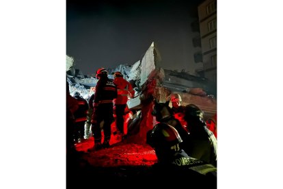 Bomberos de Valladolid desplazados como voluntarios tras el terremoto de Turquía.-  AYUNTAMIENTO DE VALLADOLID