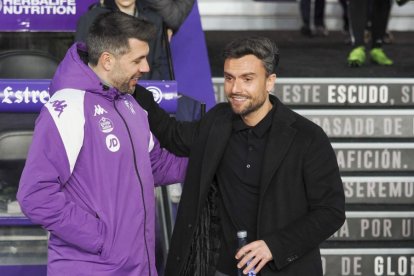 Albés saluda a Pezzolano en el túnel de Zorrilla. / LALIGA