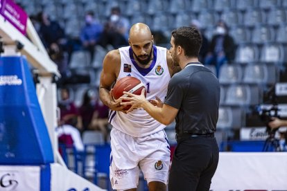 Raffington recoge el balón de manos de uno de los colegiados. / LOF