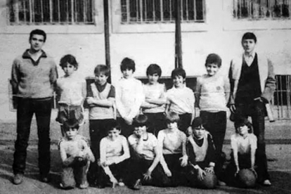 Lalo García con el equipo de baloncesto de La Salle en 1982
