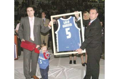 En marzo de 2004 se retiró su eterno número 5