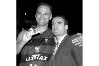 Junto a Óscar Schmidt Becerra