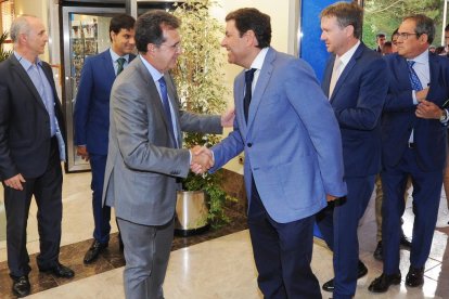 El editor de EL MUNDO DE CASTILLA Y LEÓN, José Luis Ulibarri, junto con el director territorial de España Duero, Manuel Rubio, saluda al consejero de Empleo, Carlos Fernández Carriedo, que llegó al hotel ABBA de Burgos en el que se celebró el evento acompañado del delegado territorial de la Junta, Baudilio Fernández-Mardomingo, y el alcalde de Burgos, Javier Lacalle. El consejero tomó la palabra ante los invitados presentes en este Club de Prensa para inaugurar la jornada junto a Faustino Temprano, secretario general de UGT en la Comunidad. Previamente, Agustín Prieto como presidente de la Fundación Fermín Carnero realizó una breve presentación.
FOTOS: ISRAEL L. MURILLO
