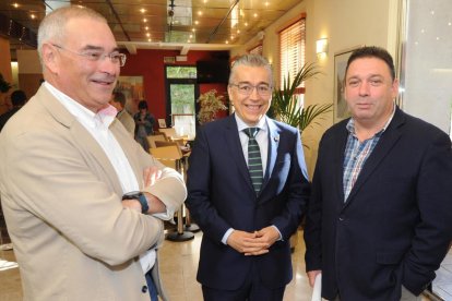 Evelio Angulo, de la Fundación Fermín Carnero, el subdelegado del Gobierno en Burgos, Roberto Saiz, y el secretario provincial de UGT, Pablo Dioniso Fraile, charlan antes de comenzar el acto.