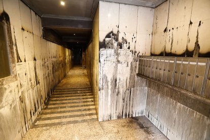 Estado en el que quedó el portal tras el incendio, con los buzones a la derecha. J. M. LOSTAU