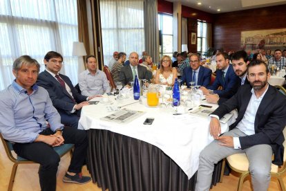 E. Berzal, F. Carnero; E. McAffer, Montefibre; J. Porres, UGT; R. G. Ureta, El Correo de Burgos; E. Molero, FAE; B. Fernández- Mardomingo, delegado Junta; I. Estívalez, España Duero; D.Jurado, PSOE; V. Cazurro, Isabel I.