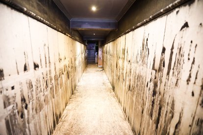 Pasillo del portal tras el incendio. J. M. LOSTAU