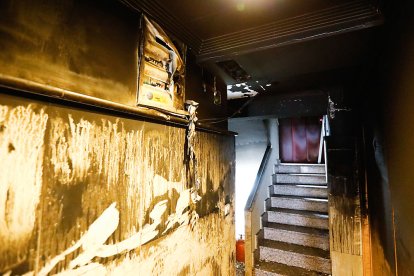 Arranque de las escaleras del edificio, cubiertas de hollín. J. M. LOSTAU