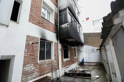 Patio siniestrado. J. M. LOSTAU