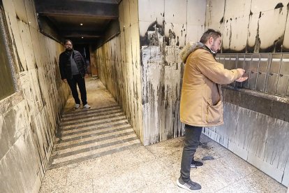 Un vecino abre el buzón en el portal siniestrado. J. M. LOSTAU