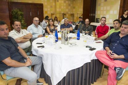 J. M. Jiménez y M. A. Gutiérrez, UGT-FICA; Juan Gutiérrez, Monserrat Citores y Javier Sanchez, FESMC; Ángel López y Enrique Rodríguez, ugt Plasbur; A. Hernández, S. Bulding; Francisco Pérez, UGT-FESP.