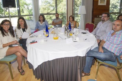 Rocio Ortega, Keyland; Eva Franco, Adecco; Victória Zumalacarregui, FESMC; Julián Juarros, UGT Nicolas Correa; Pilar Llorente, FESMC; Koldo Garayo, UGT Veralia; J. Enrique Velasco, UGT Eurotrim.