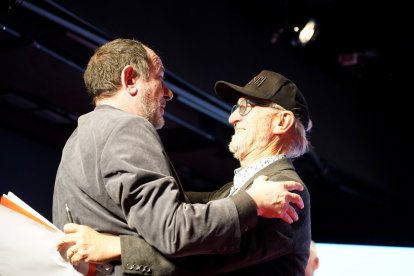 Karra Elejalde y el director de la Seminci, Javier Angulo, durante la lectura del palmarés de la 67ª Semana Internacional de Cine de Valladolid. -ICAL