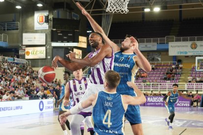 UEMC Real Valladolid Baloncesto - Hestia Menorca. / J. M. LOSTAU