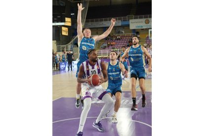 UEMC Real Valladolid Baloncesto - Hestia Menorca. / J. M. LOSTAU