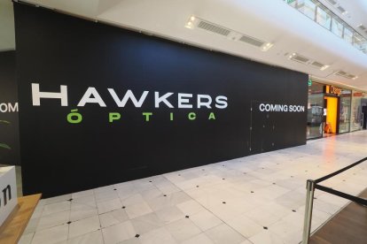 Escaparate de la tienda Hawkers en Vallsur, que abrirá el 7 de noviembre. -PHOTOGENIC
