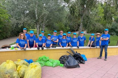 Voluntarios de la Fundación Telefónica limpian el Parque del Socayo de Arroyo de la Encomienda.- FUNDACIÓN TELEFÓNICA