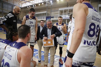 Paco García, visiblemente cabreado con sus jugadores en un tiempo muerto en Melilla. / LOF