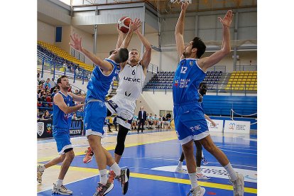 Imágenes del duelo jugador por el Real Valladolid Baloncesto en Melilla. / LOF