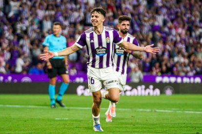 Aguado, una de las sensaciones, con Monchu detrás, tras el gol ante el Huesca. / RV. / A. PUENTE