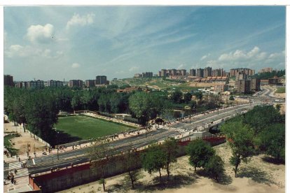 Puente de Juan de Austria inaugurado. 
De fondo Parquesol en 1990. - ARCHIVO MUNICIPAL DE VALLADOLID