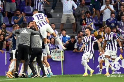 Los jugadores del Real Valladolid celebran el ascenso. / LALIGA