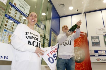 Río Shopping reparte 3,6 millones de euros con nueve décimos del Gordo. - PHOTOGENIC