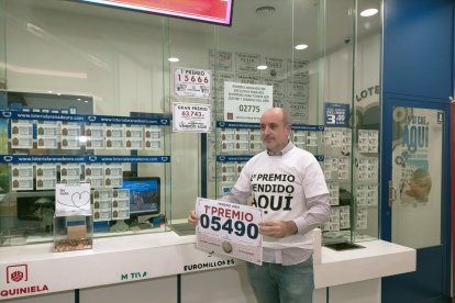 Río Shopping reparte 3,6 millones de euros con nueve décimos del Gordo. - R. ARÉVALO