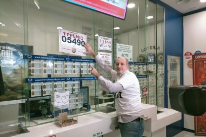 Río Shopping reparte 3,6 millones de euros con nueve décimos del Gordo. - R. ARÉVALO