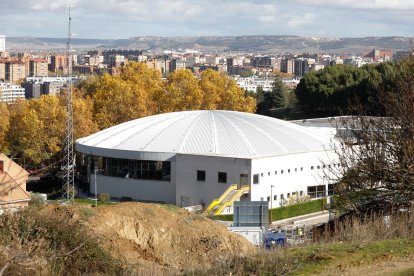 Barrio de Parquesol, polideportivo con piscina cubierta. -J. M. LOSTAU