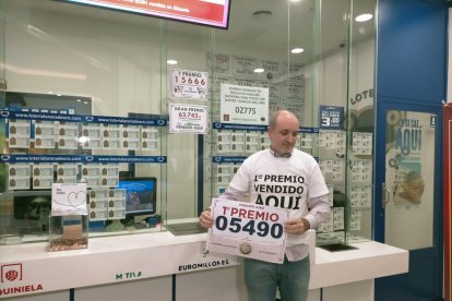 Río Shopping reparte 3,6 millones de euros con nueve décimos del Gordo. - R. ARÉVALO