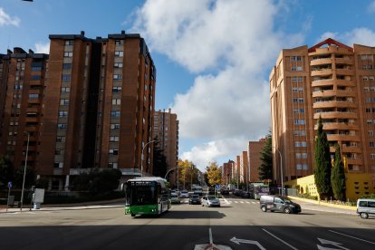 Barrio de Parquesol, cruce de Miaja de la Muela con Hernando Acuña. -J. M. LOSTAU