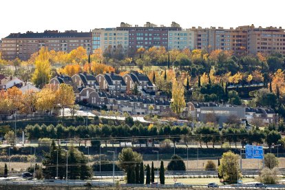Barrio de Parquesol, vistas actuales desde el otro lado de la autovía. -J. M. LOSTAU