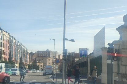 Vehículo de Biki mal estacionado en la calle de Recondo. TWITTER