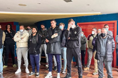 La plantilla del UEMC Real Valladolid baloncesto, en la despedida de Roberto González. / RVB