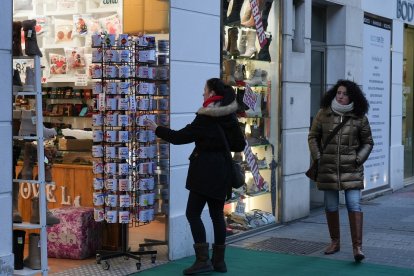 Una mujer observa productos de regalo en una tienda en la calle Mantería deValladolid. J.M. LOSTAU