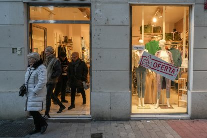 Comercios de la calle Mantería de Valladolid. / LOSTAU