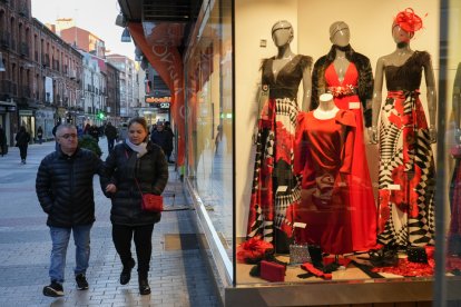 Comercios de la calle Mantería de Valladolid. / LOSTAU