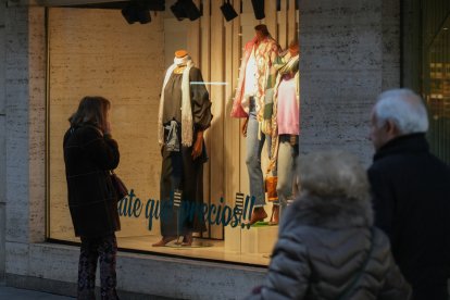 Comercios de la calle Mantería de Valladolid. / LOSTAU