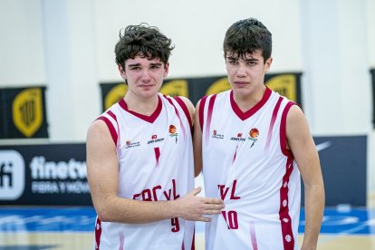 Dos jugadores de Castilla y León, desconsolados tras una derrota. / FEB