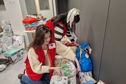 Varias voluntarias de Cruz Roja Juventud durante la preparación de los regalos. C.R.